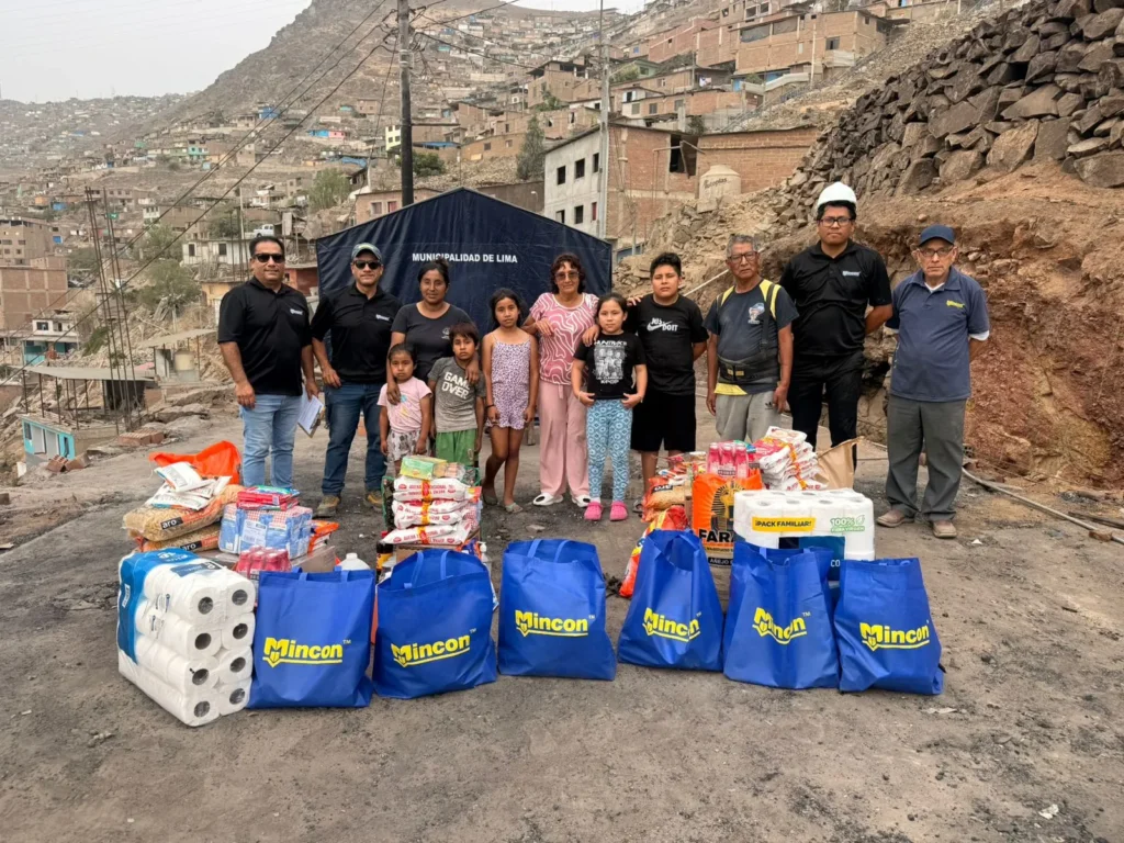 Mincon Peru team delivering essential supplies to families affected by the fire in Villa María del Triunfo, Lima